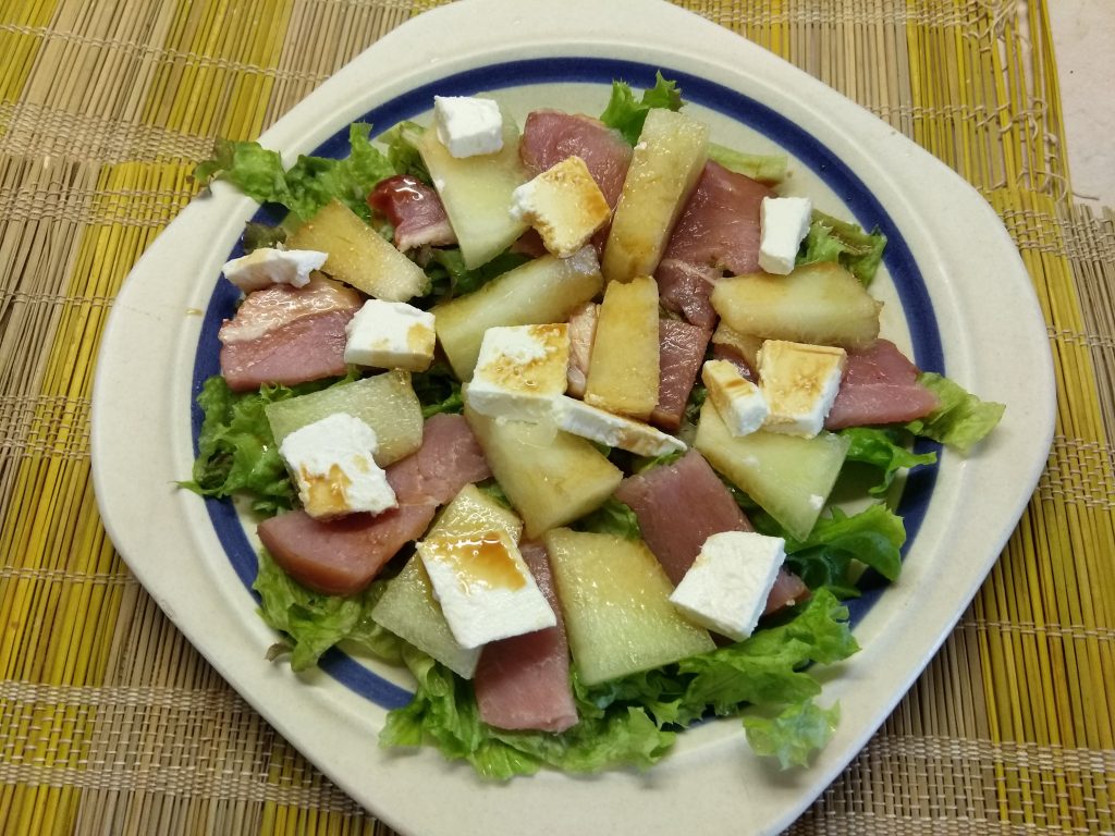 Салат с сырокопченой свининой, дыней и фетой