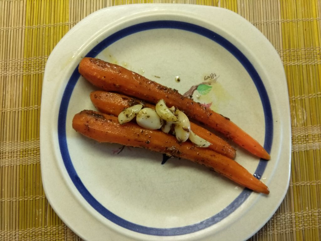 Молодая морковь, запеченная с розмарином и чесноком