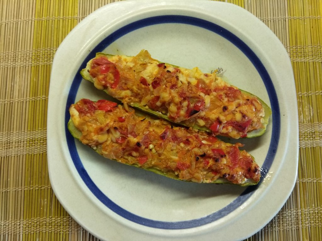 Запеченные кабачки, фаршированные помидорами и сыром