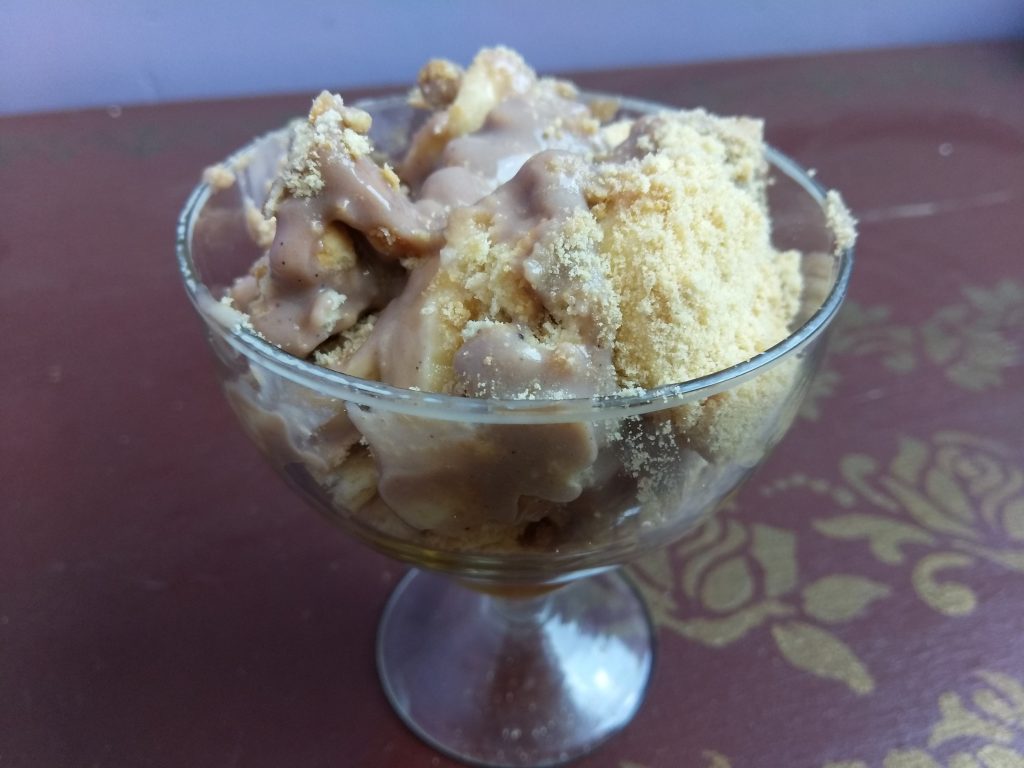 Десерт с печеньем, бананом и шоколадным заварным кремом
