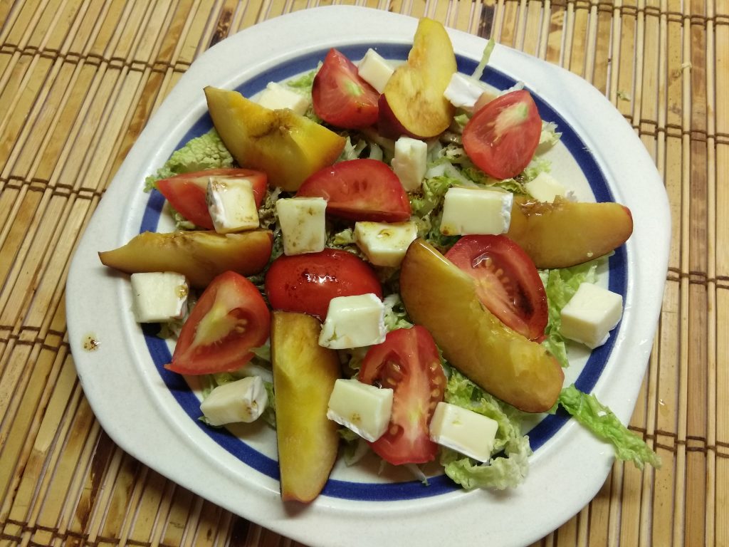 Капустный салат с персиками, помидорами и бри