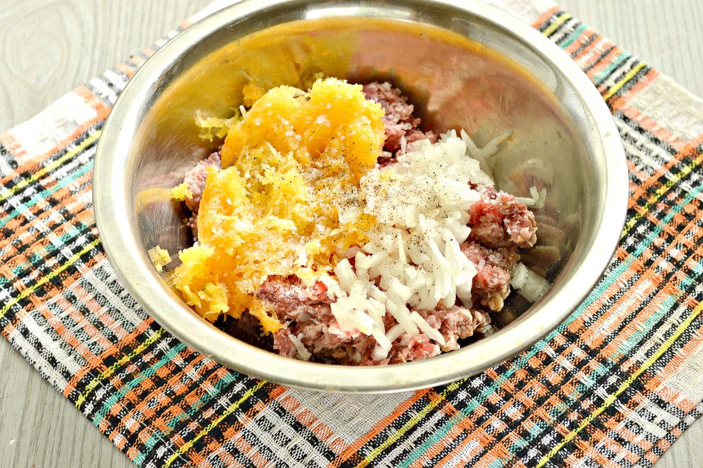Фото рецепта - Манты с мясным фаршем и тыквой - шаг 2
