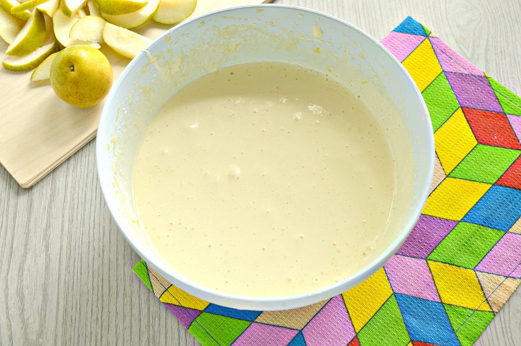 Фото рецепта - Вкусная шарлотка с грушами - шаг 3