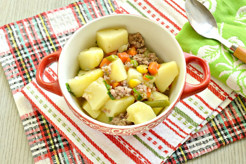 Картофель, тушенный с мексиканской овощной смесью и фаршем