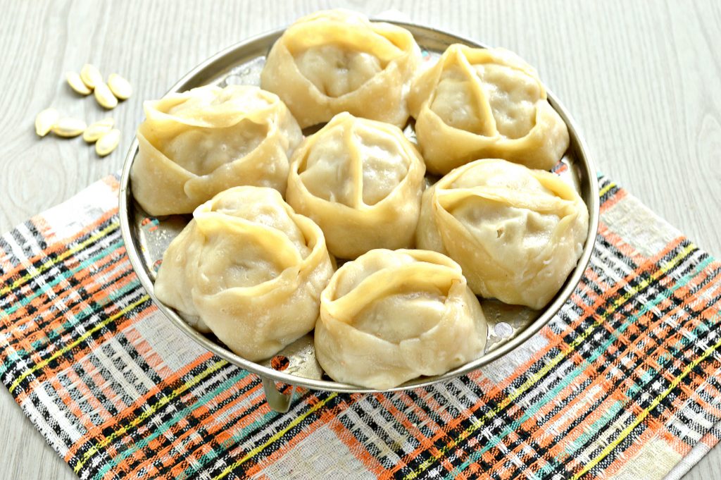Фото рецепта - Манты с мясным фаршем и тыквой - шаг 7