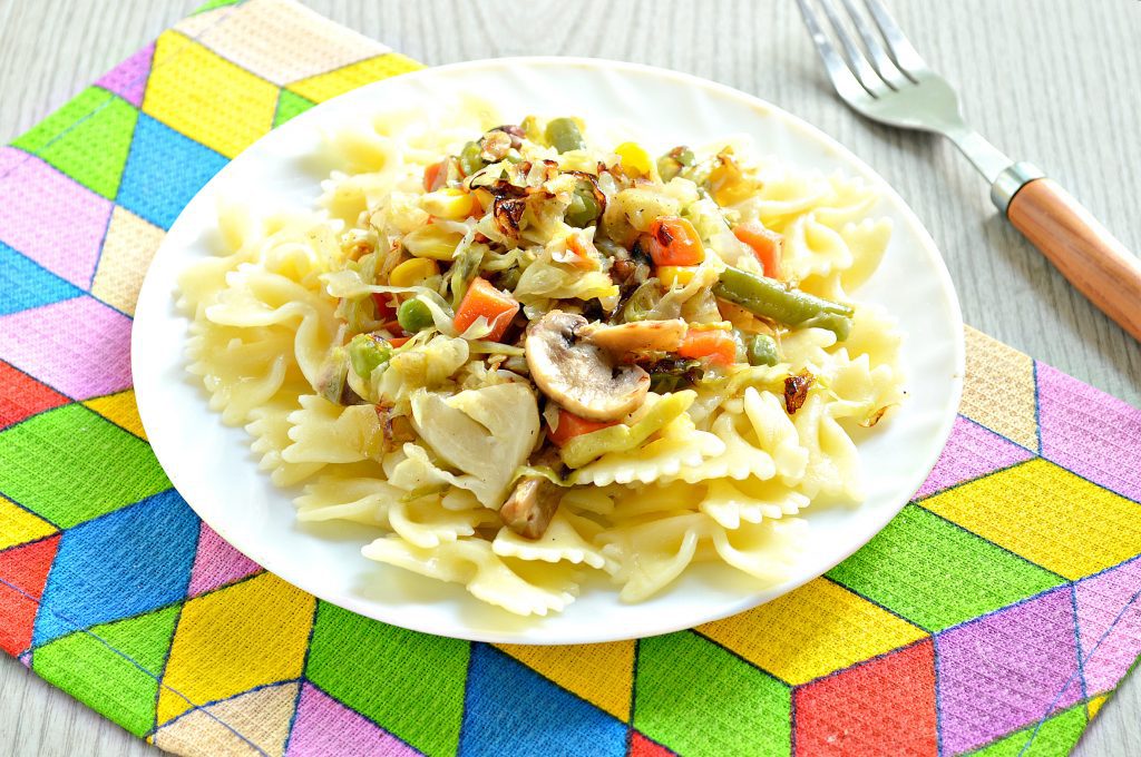Капуста, тушенная с шампиньонами и мексиканской овощной смесью