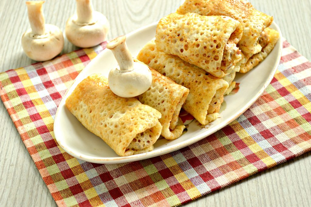 Блины, фаршированные свиным фаршем и грибами