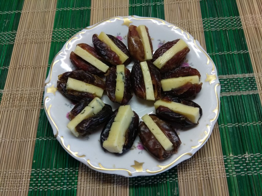 Финики, фаршированные сыром с голубой плесенью