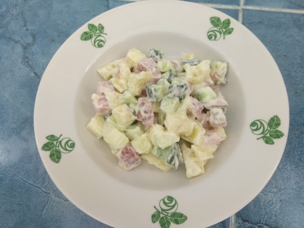 Мясной салат “Летний бриз” с кабачками и огурцами