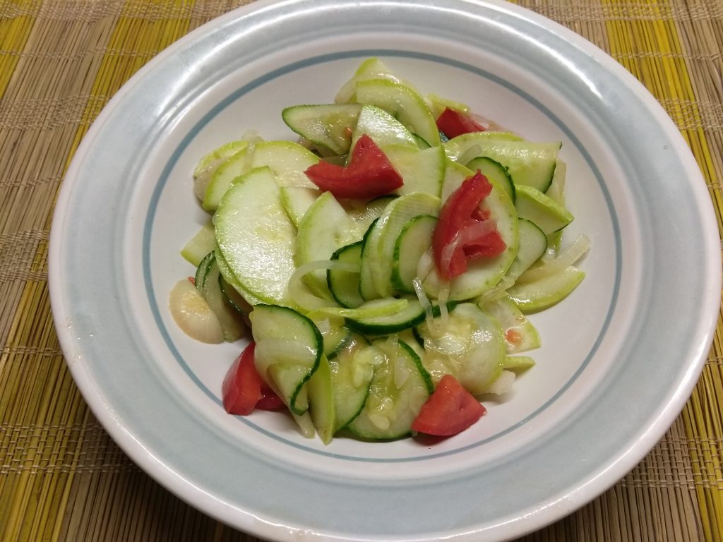 Салат из кабачков с помидорами, огурцами и маринованным луком