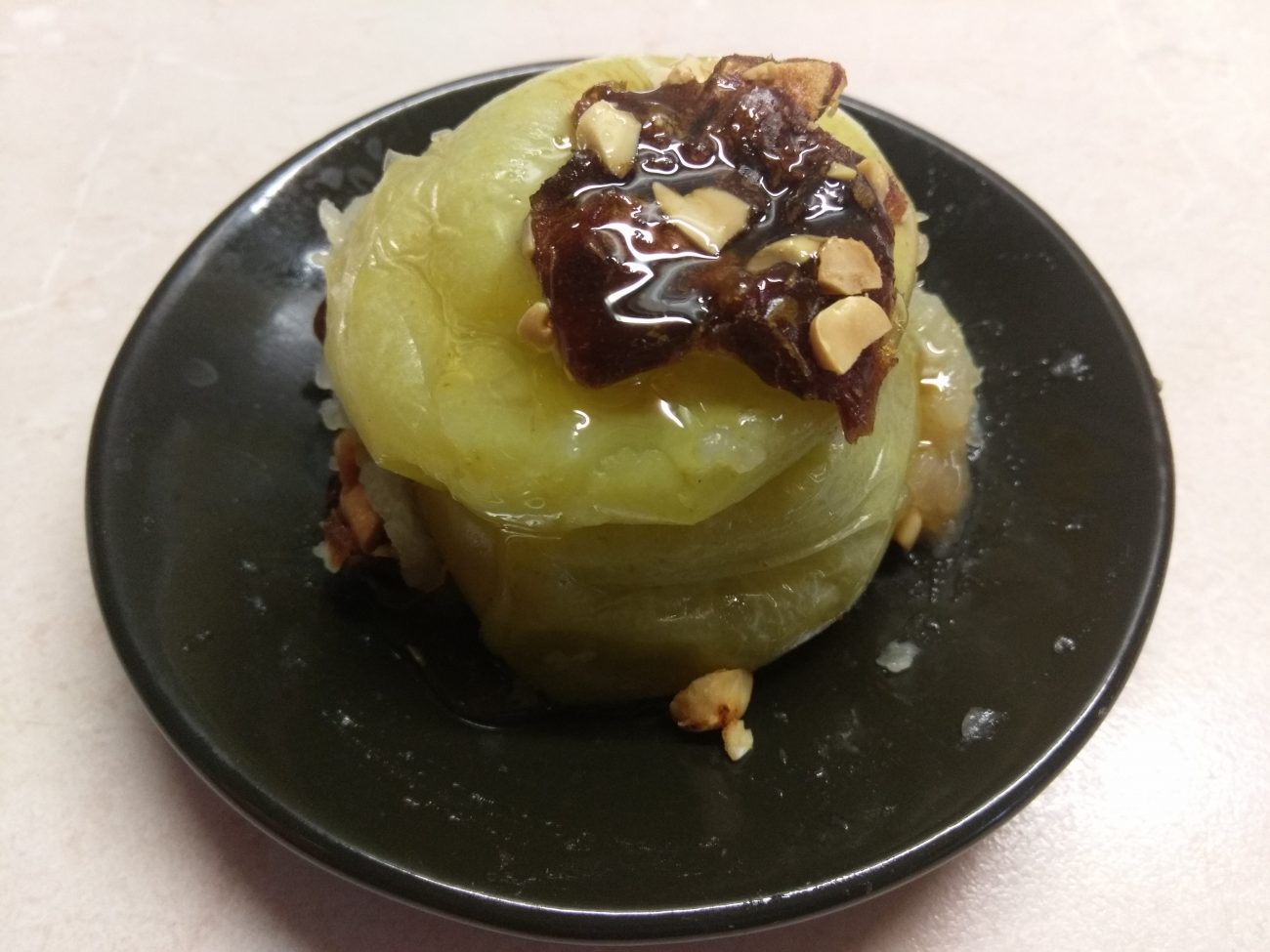 Яблоки, фаршированные арахисом и финиками