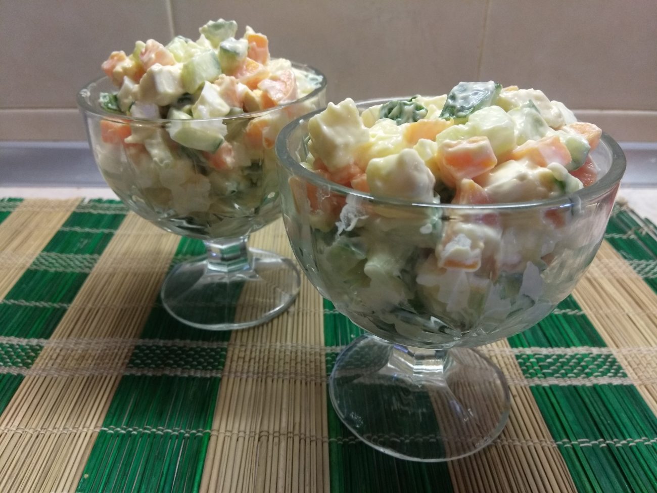 Яичный салат с балыком, морковью и сыром бри