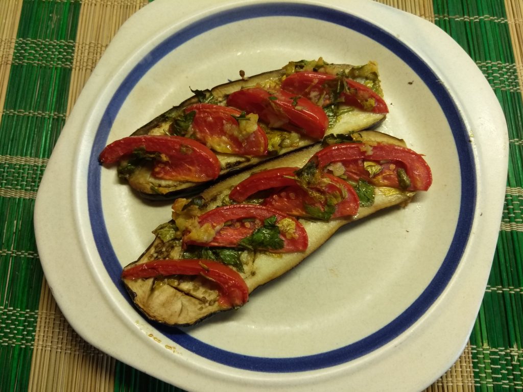 Баклажаны, запеченные с помидорами и чесноком