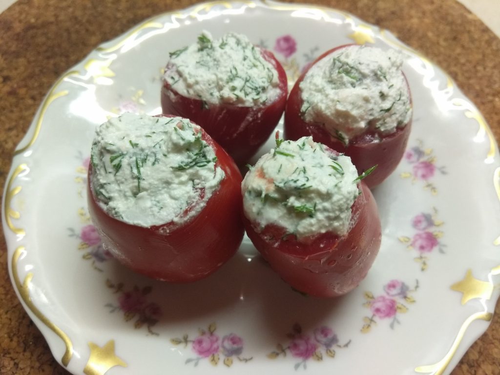 Помидоры, фаршированные фетой с зеленью