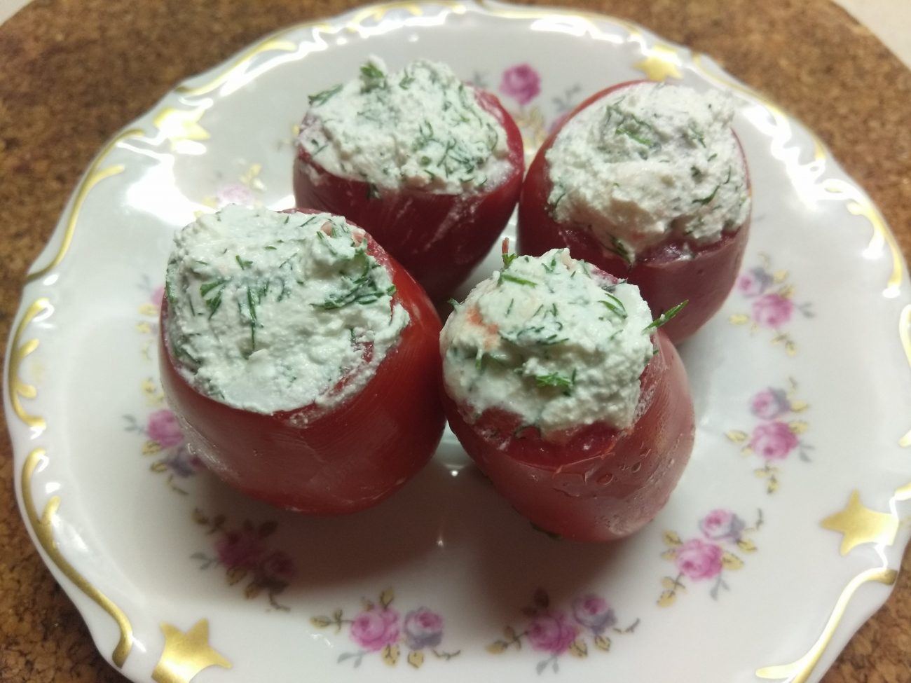 Помидоры, фаршированные фетой с зеленью