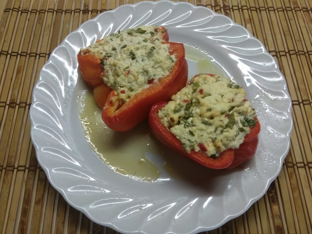 Перец, фаршированный творогом с зеленью