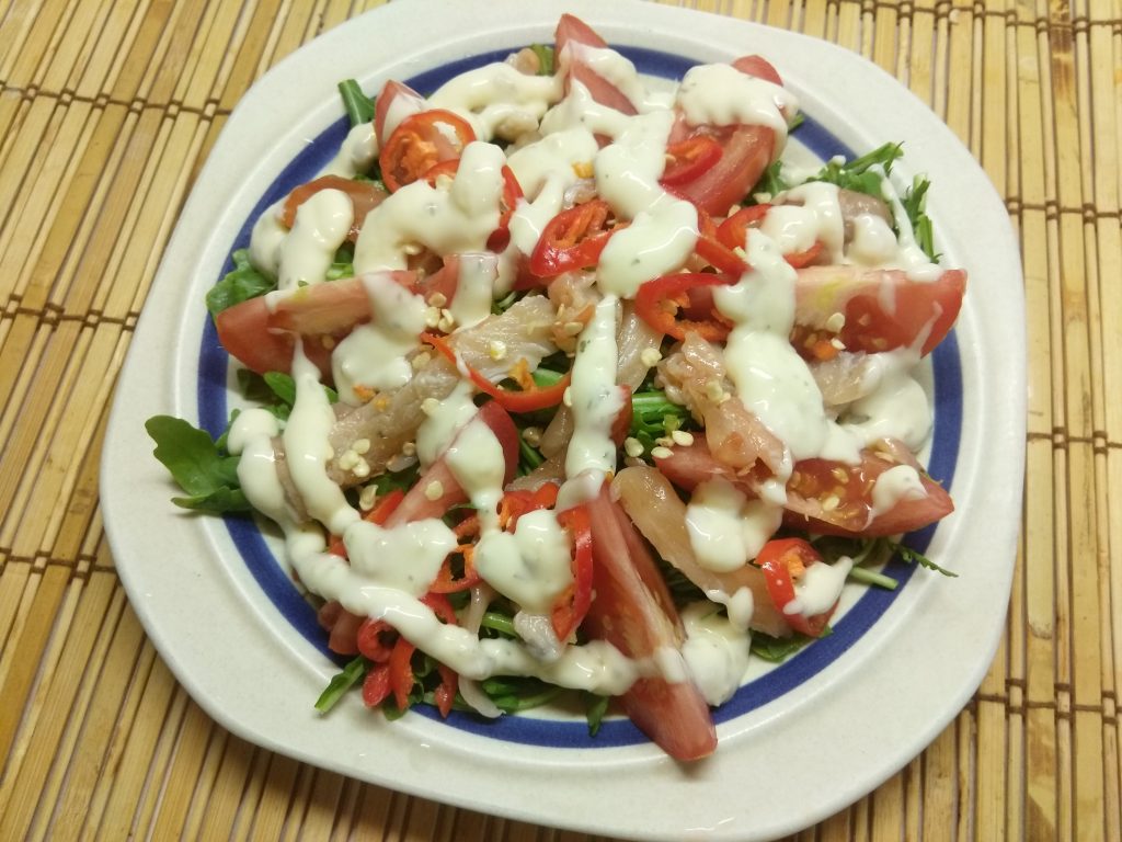 Фото рецепта - Салат из рукколы с лососем, помидорами и чили - шаг 6