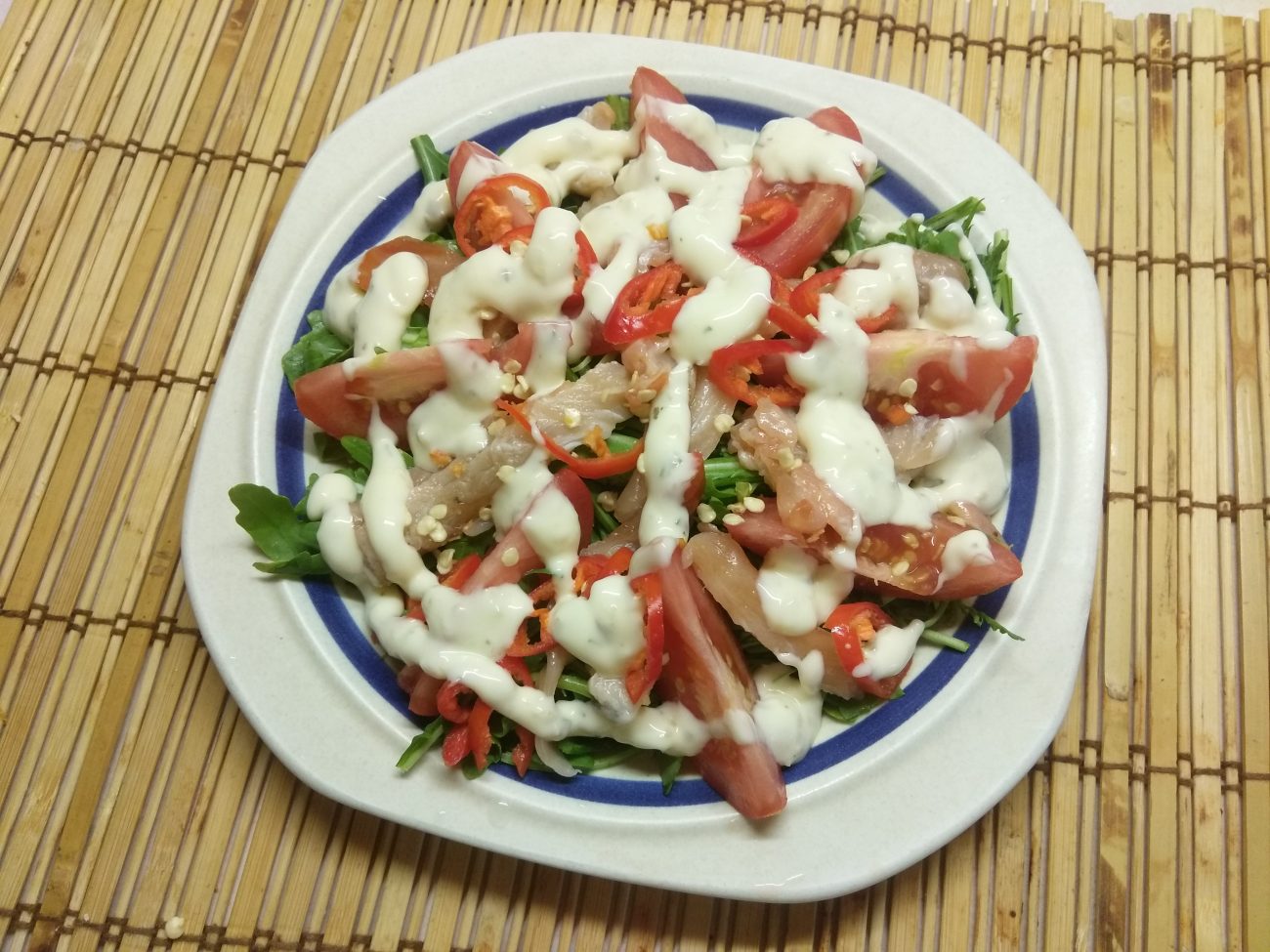 Салат из рукколы с лососем, помидорами и чили