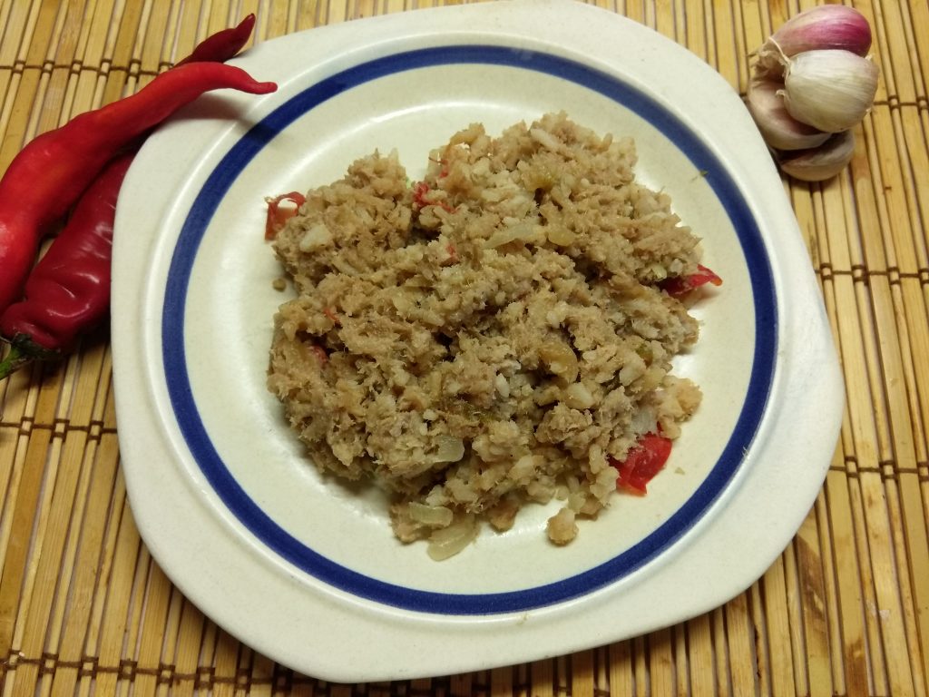 Рис по-флотски с перцем чили и помидорами