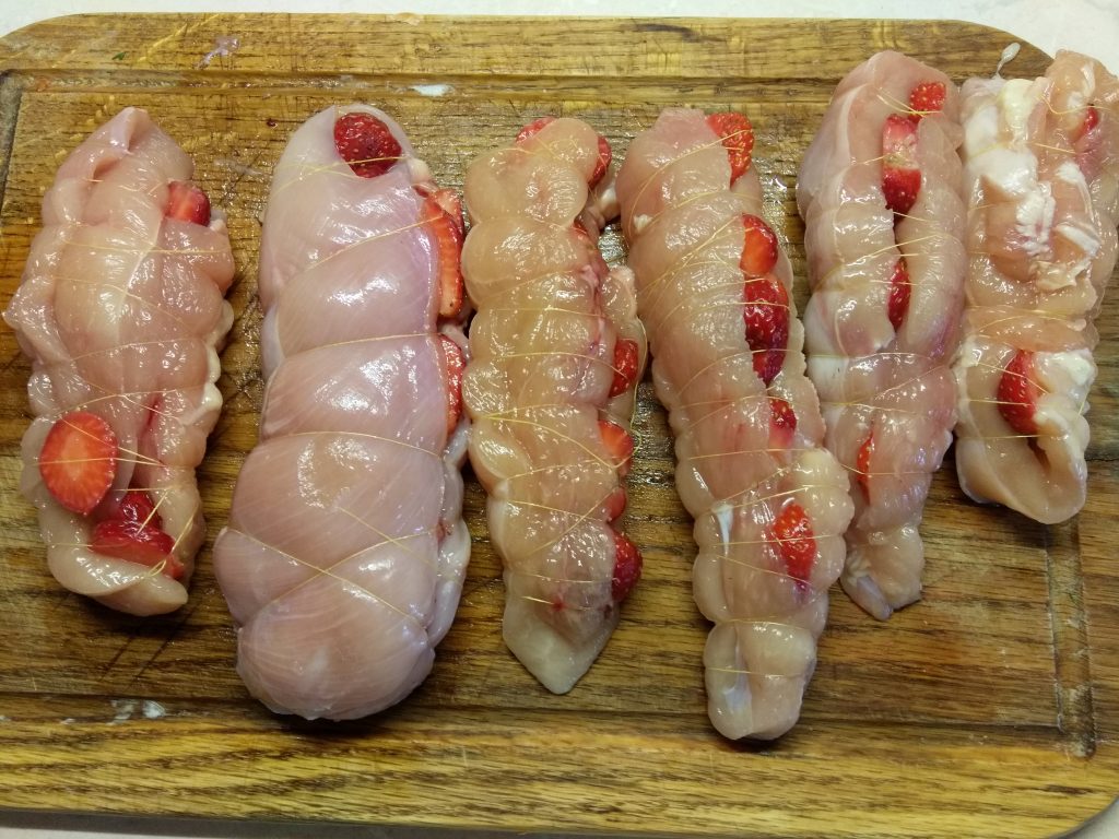 Фото рецепта - Запеченные куриные кармашки, фаршированные клубникой - шаг 4