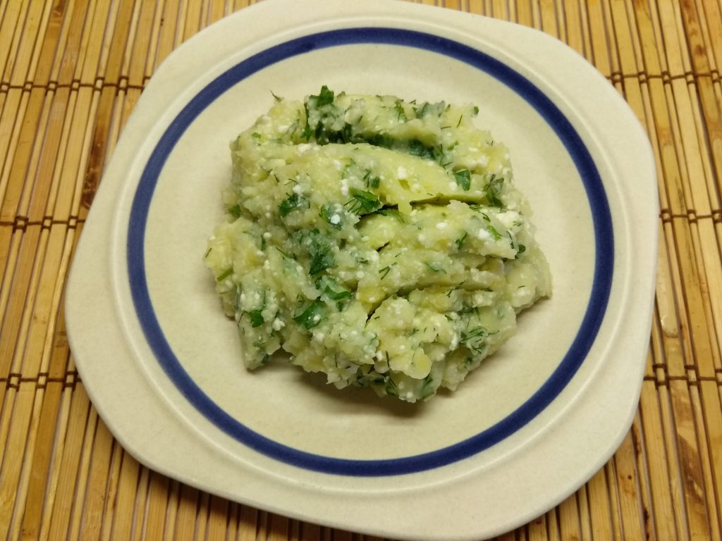 Картофельное пюре с творогом и зеленью на молоке