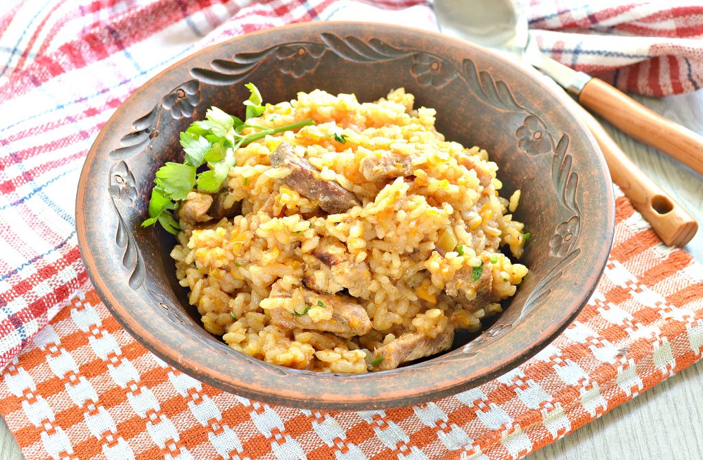 Плов со свининой и овощами на сковороде
