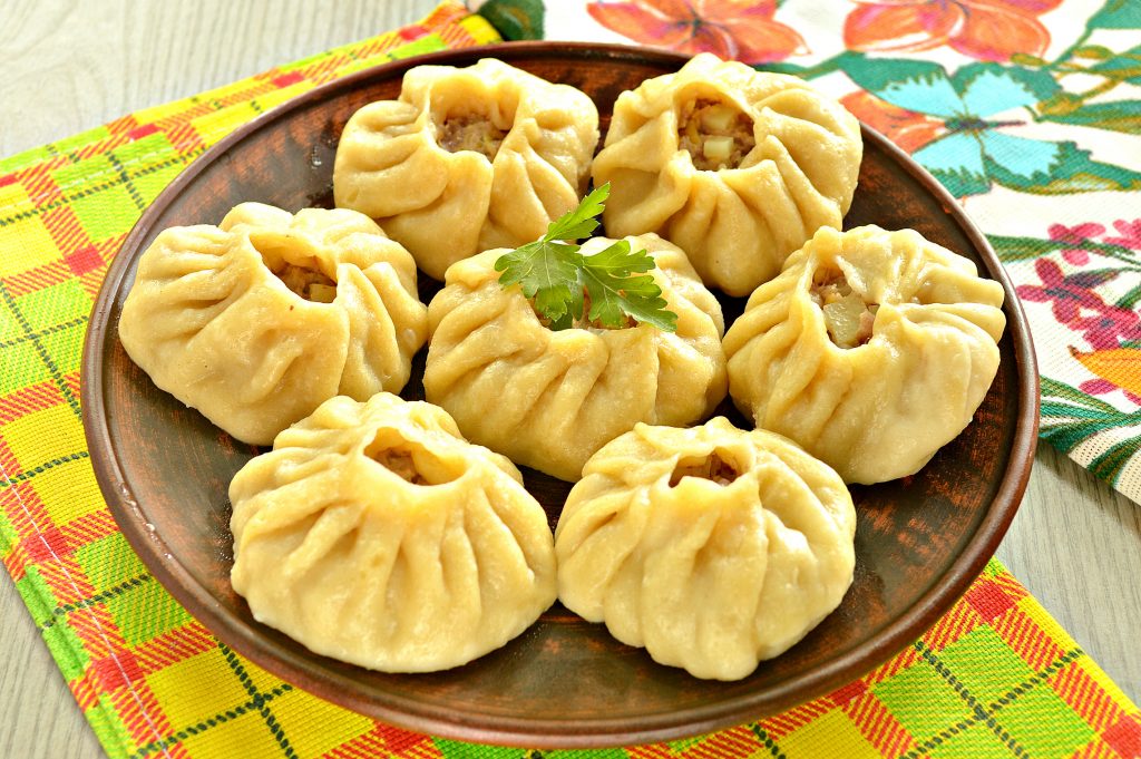 Домашние манты с мясным фаршем, картофелем и тыквой