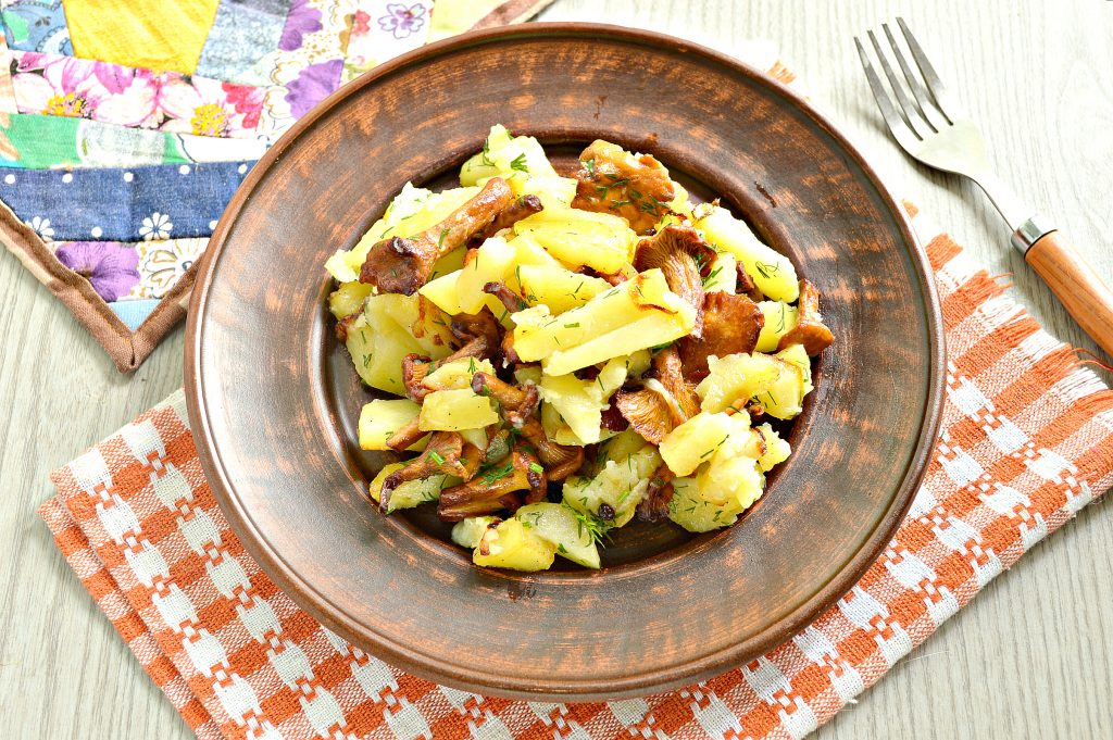 Картофель, жареный с лисичками