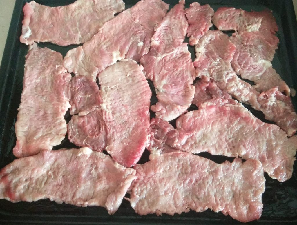 Фото рецепта - Запеченное мясо по-французски с помидорами - шаг 1
