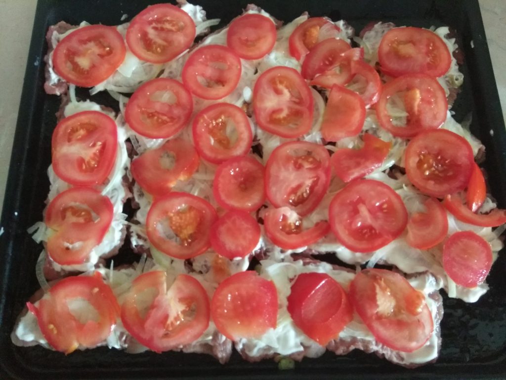 Фото рецепта - Запеченное мясо по-французски с помидорами - шаг 3