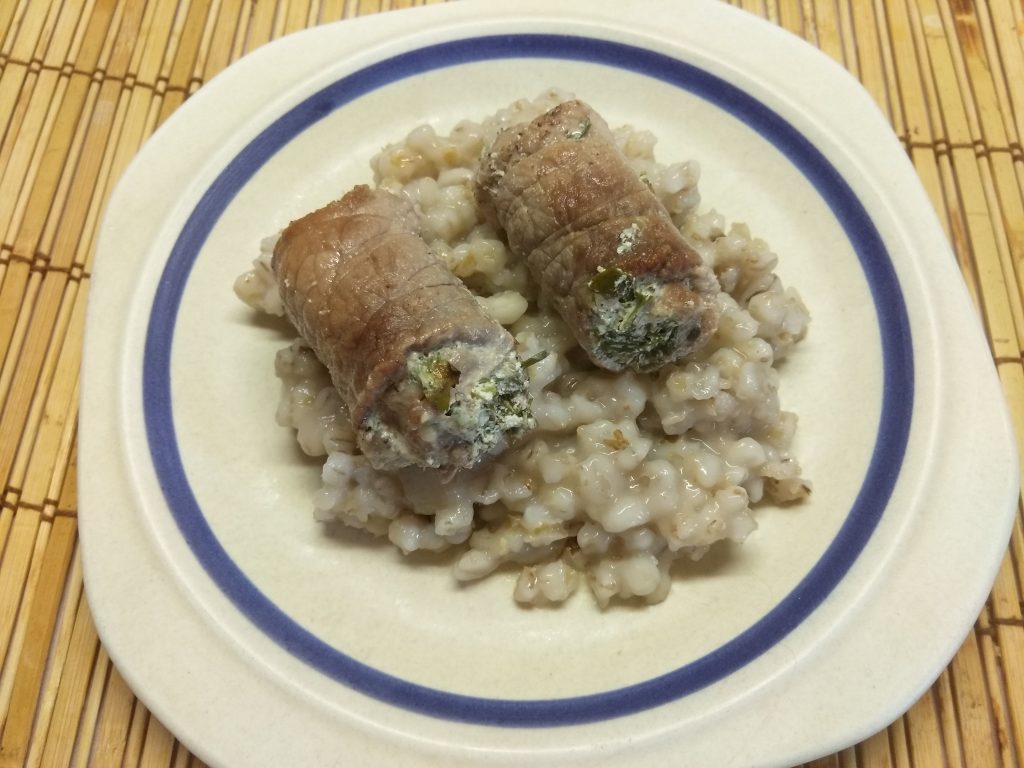 Запеченные мясные рулеты с зеленью
