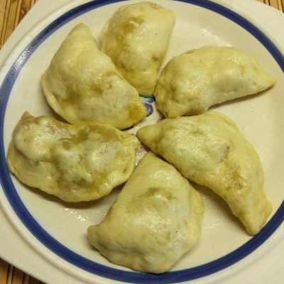 Фото рецепта - Вареники с яблоками и боярышником - шаг 5