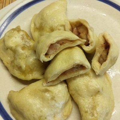 Фото рецепта - Вареники с яблоками и боярышником - шаг 5
