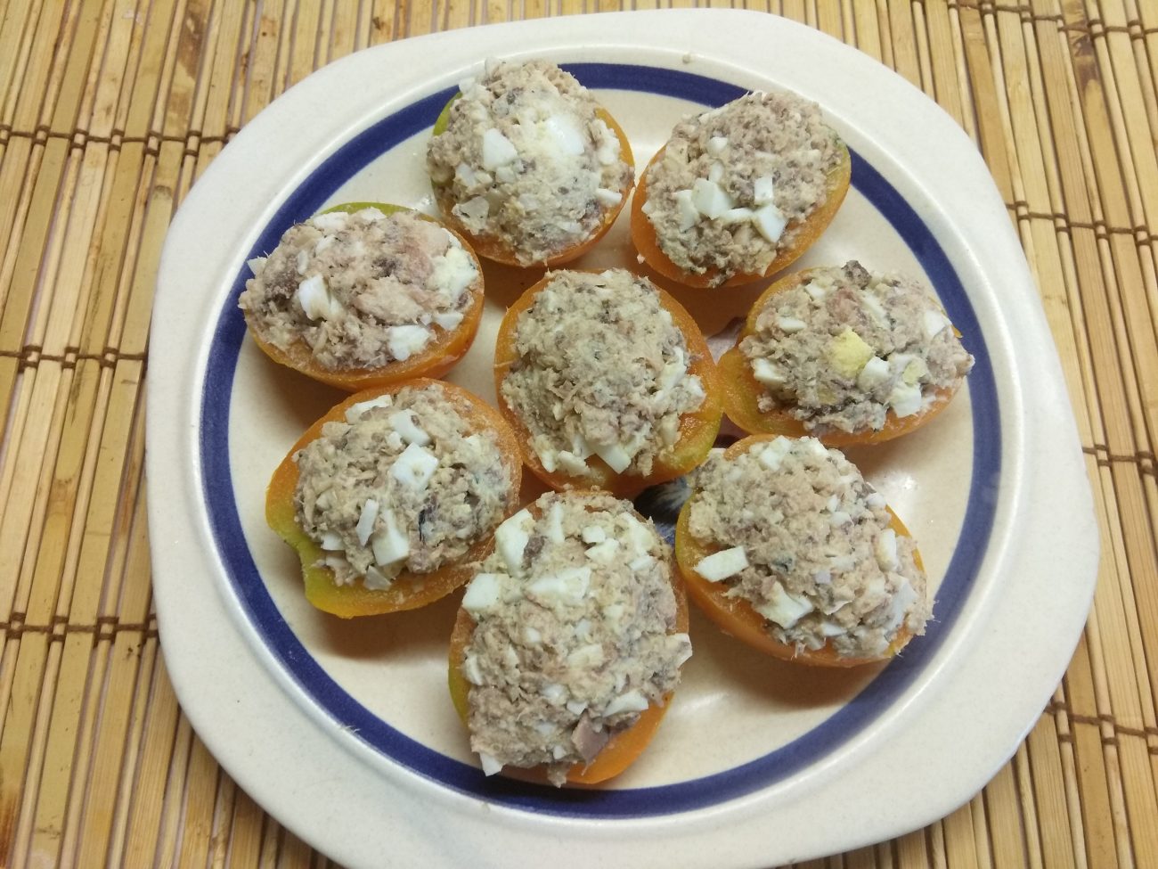 Помидоры, фаршированные сардинами и яйцами