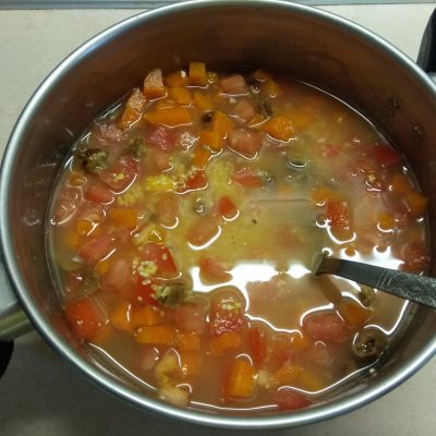 Фото рецепта - Кукурузный кекс с помидорами, грибами и колбасой - шаг 5