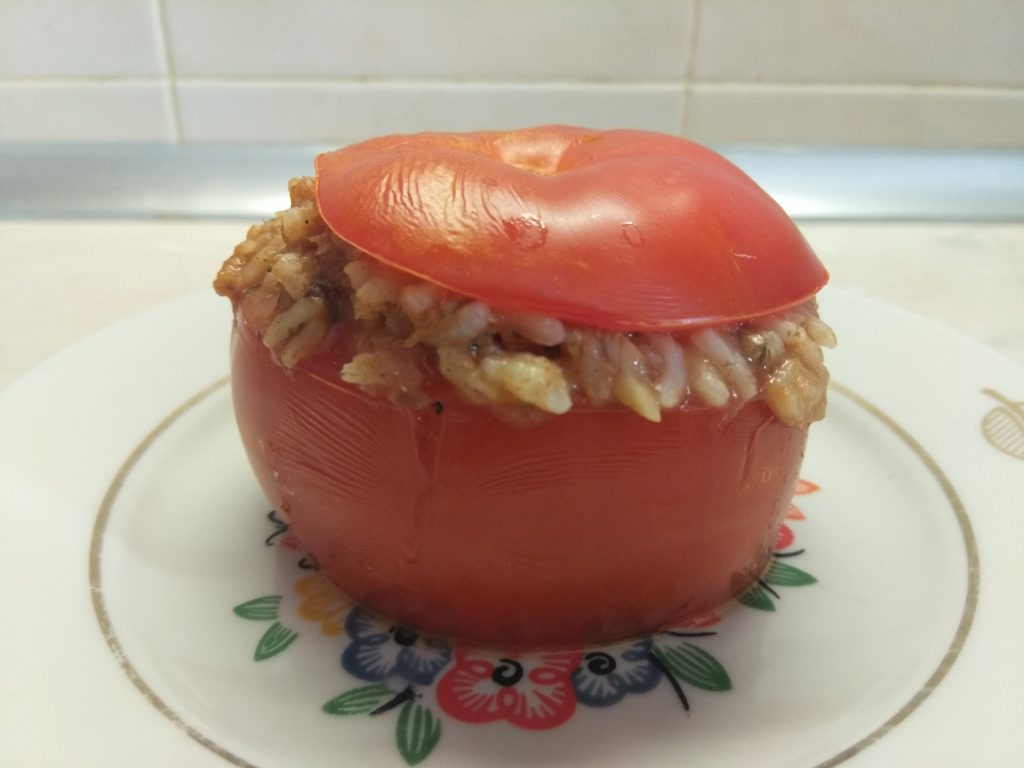 Помидоры, фаршированные рисом и килькой в томате