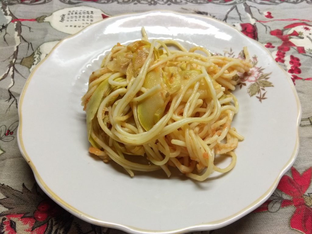 Паста, тушенная с помидорами и кабачками