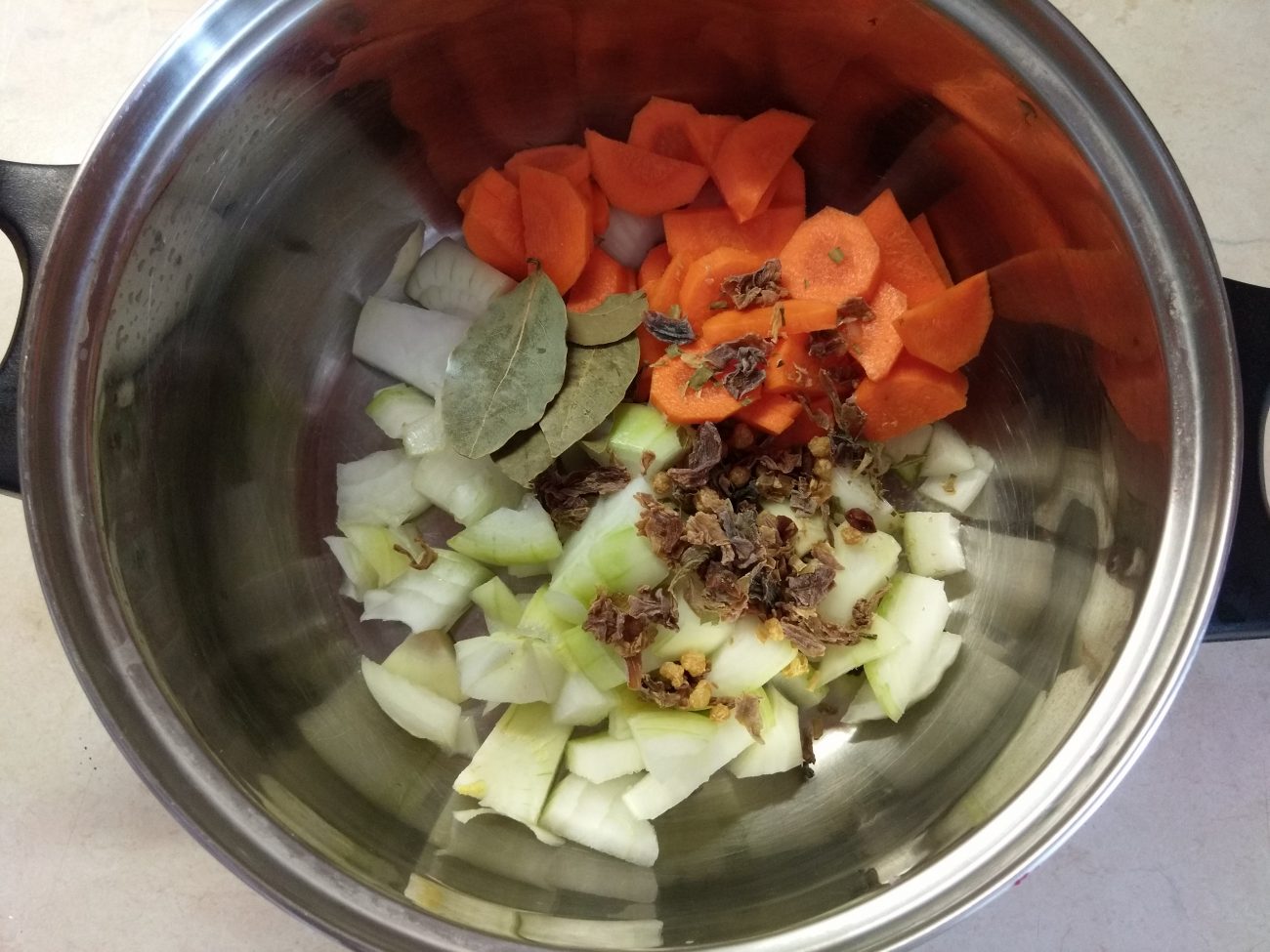 Крем-суп из запечённого перца с сельдереем и луком