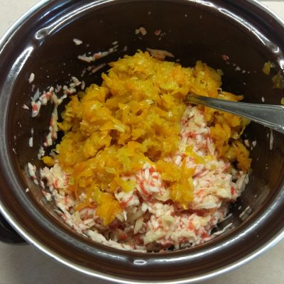 Фото рецепта - Котлеты из крабовых палочек с морковью и сыром - шаг 6