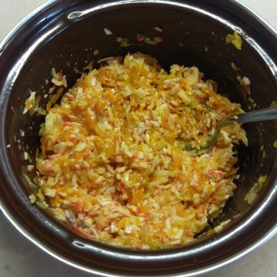 Фото рецепта - Котлеты из крабовых палочек с морковью и сыром - шаг 6