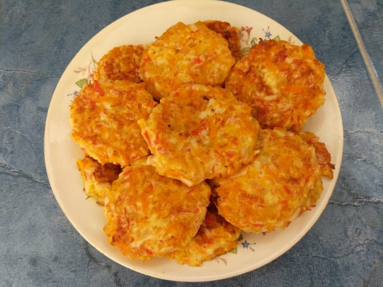 Котлеты из крабовых палочек с морковью и сыром