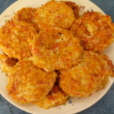 Фото рецепта - Котлеты из крабовых палочек с морковью и сыром - шаг 7