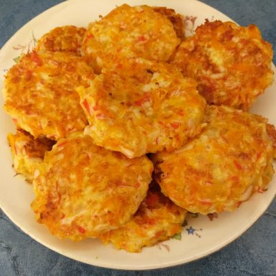 Фото рецепта - Котлеты из крабовых палочек с морковью и сыром - шаг 7