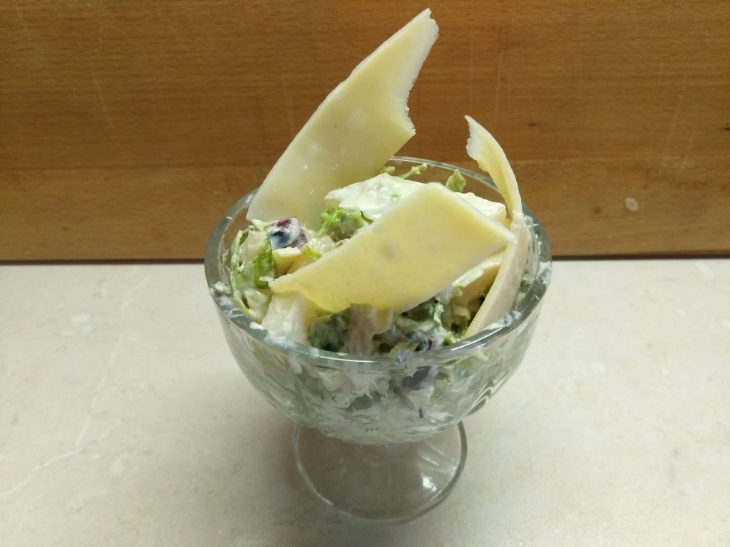Салат-коктейль с фруктами и сыром