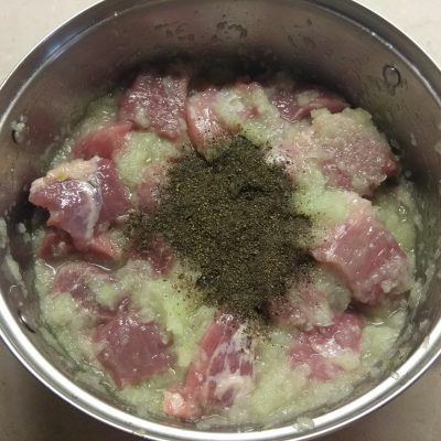 Фото рецепта - Шашлык из свиной вырезки в луковом маринаде - шаг 3