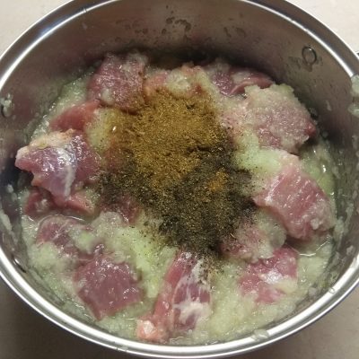 Фото рецепта - Шашлык из свиной вырезки в луковом маринаде - шаг 3