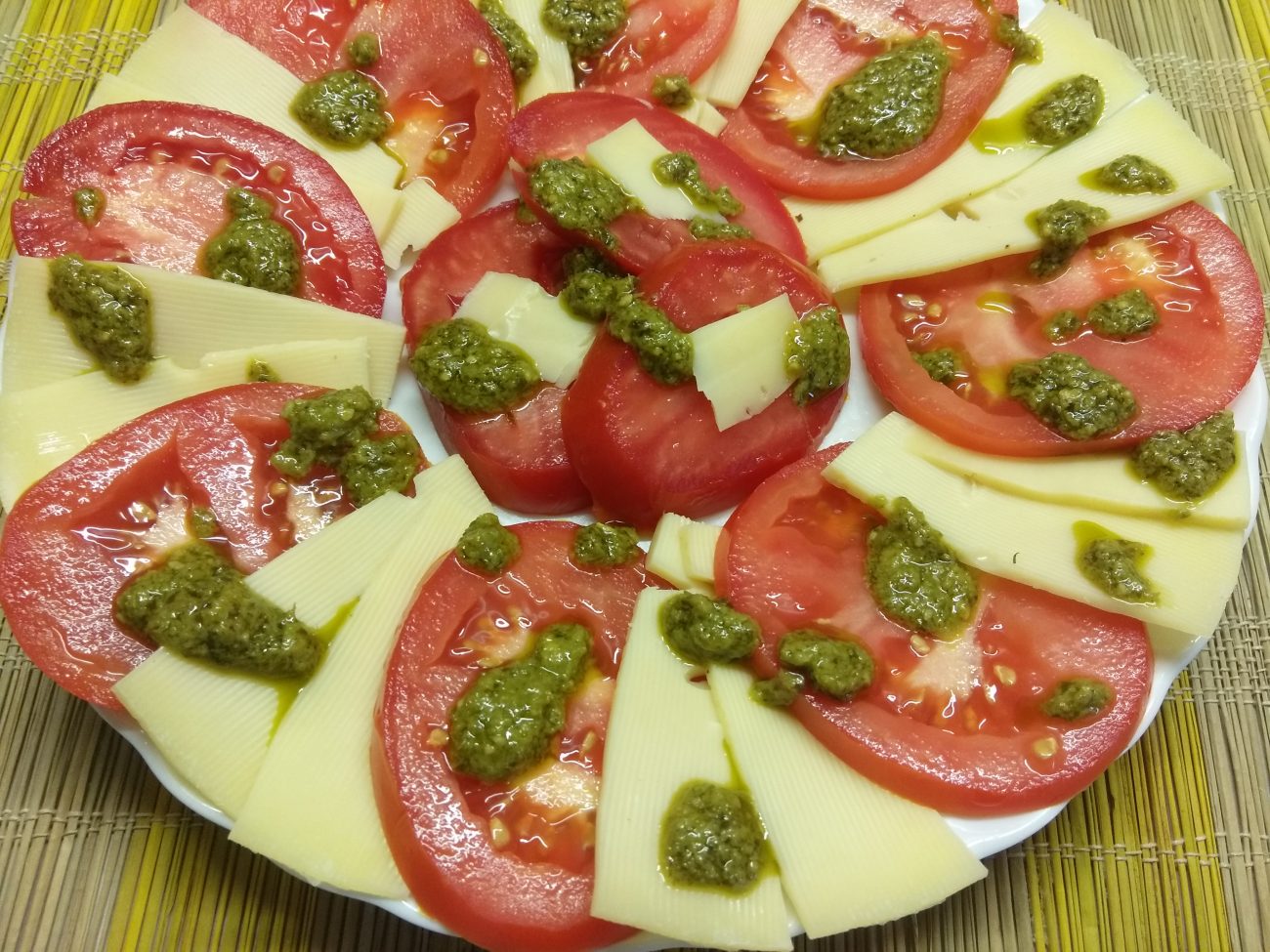 Закуска «а-ля капрезе» из помидоров и сыра