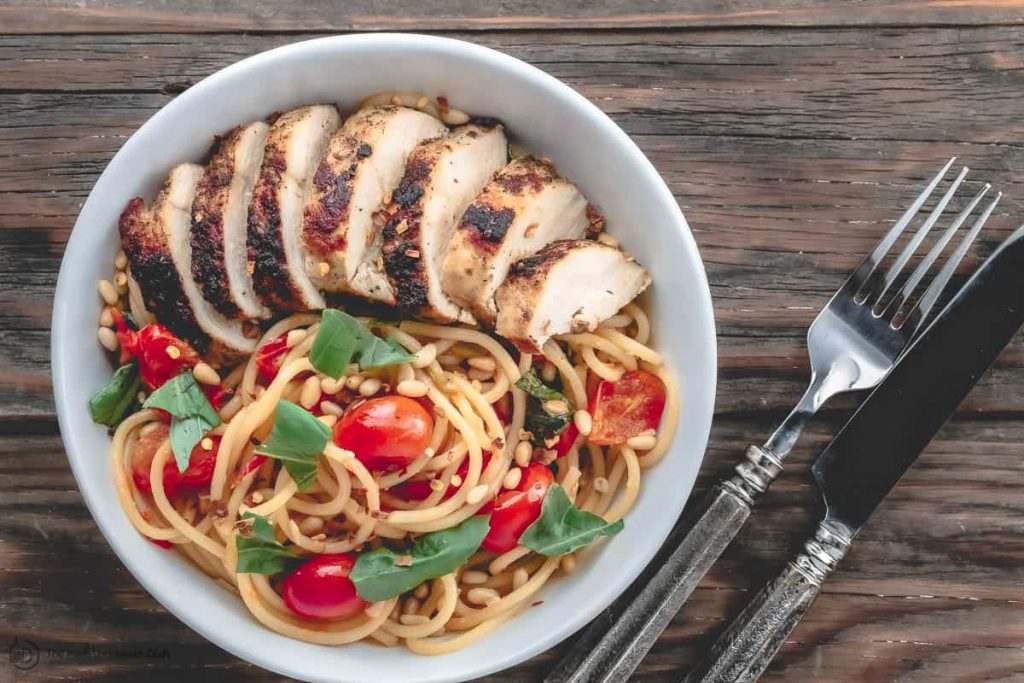 Спагетти с помидорами и куриной грудкой