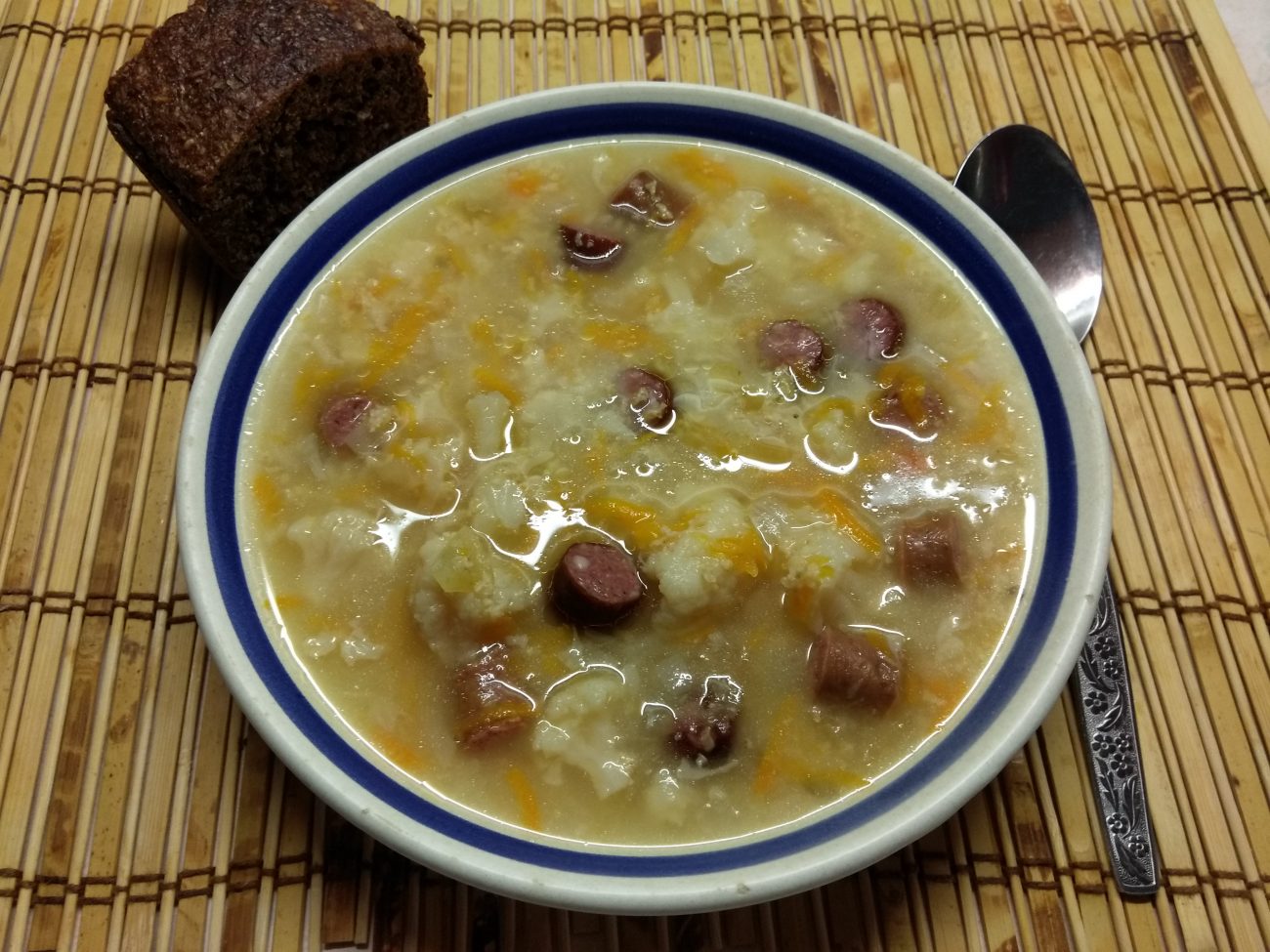 Суп с цветной капустой и охотничьими колбасками