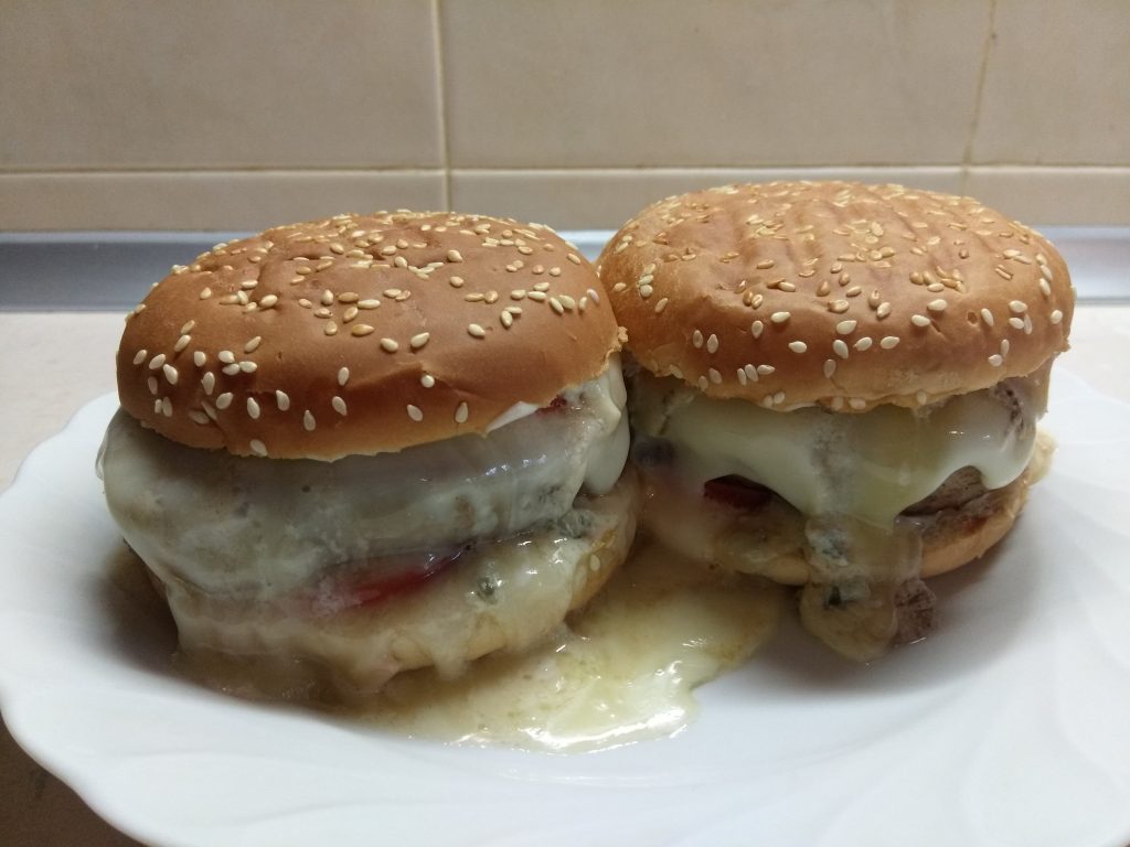 Гамбургеры с голубым сыром, помидорами и белым соусом